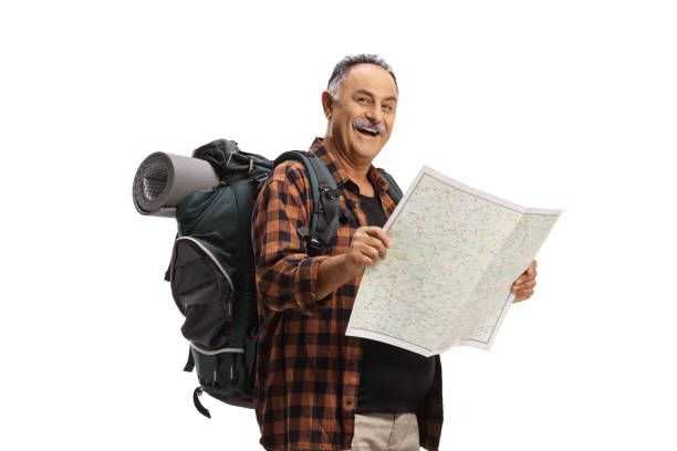 escursionista maturo con una mappa e sorridente - tourist map men holding foto e immagini stock