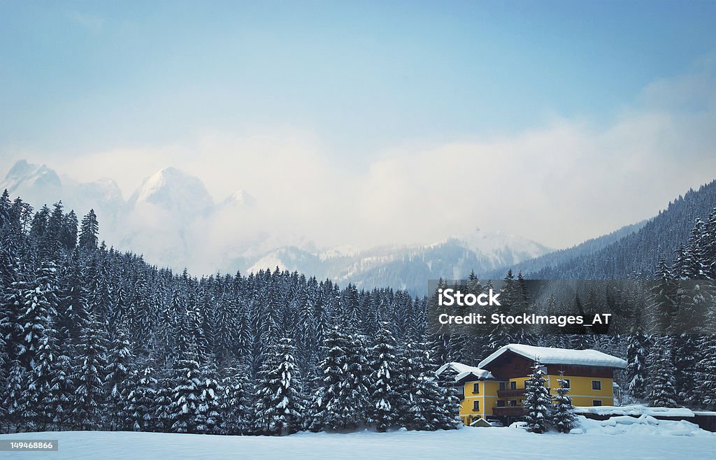 Pequeña casa de vacaciones en Austrian Alpes. - Foto de stock de Chalet libre de derechos