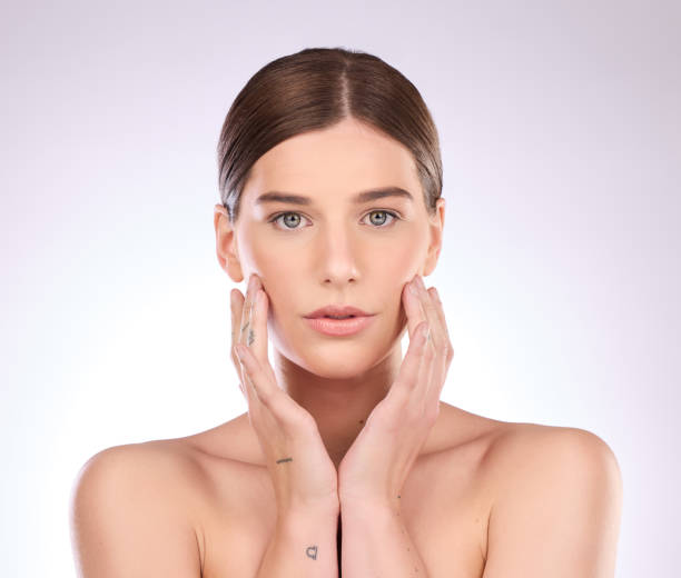 Beauty, portrait or woman with dermatology product in daily grooming treatment with makeup cosmetics in studio. Face, mockup space background or girl model applying facial sunscreen skincare lotion belleza, retrato de cuidado de la piel o mujer con amor propio en el tratamiento de aseo diario con cosméticos de maquillaje natural. dermatología, maqueta de espacio de estudio o cara de modelo de niña con rutina facial de lujo saludable