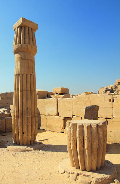 colonne nel tempio di karnak - tomb sarcophagus pharaoh temple of luxor foto e immagini stock