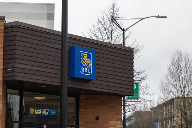 un signo de rbc (royal bank of canada, banque royale du canada en francés). - royal bank of canada fotografías e imágenes de stock