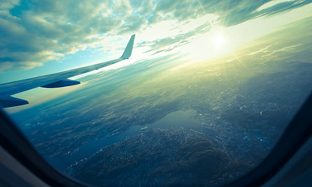 panorama vista dall'aereo oblò al tramonto - wing airplane window sunset foto e immagini stock