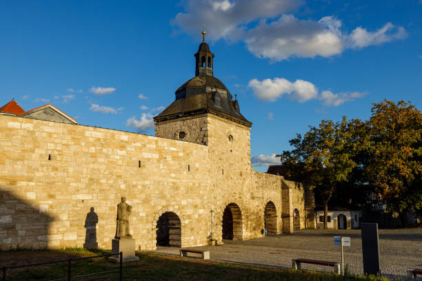 le mura della città di muehlhausen in turingia - mühlhausen foto e immagini stock