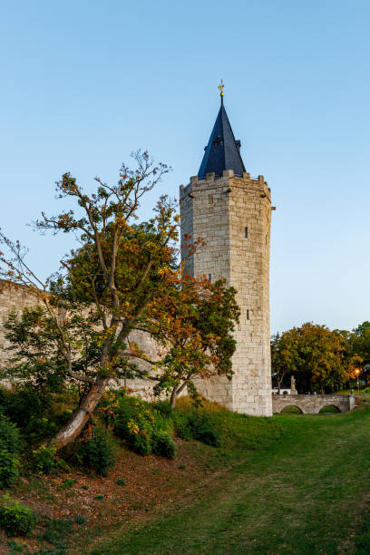 городская стена мюльхаузена в тюрингии - mühlhausen стоковые фото и изображения