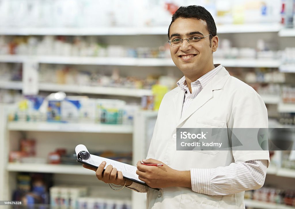 Donna chimico di farmacia in farmacia - Foto stock royalty-free di Farmacista