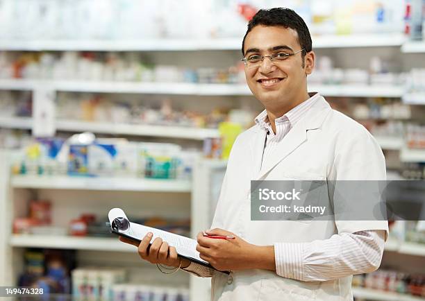 Donna Chimico Di Farmacia In Farmacia - Fotografie stock e altre immagini di Farmacista - Farmacista, Farmacia, Popolazione indiana