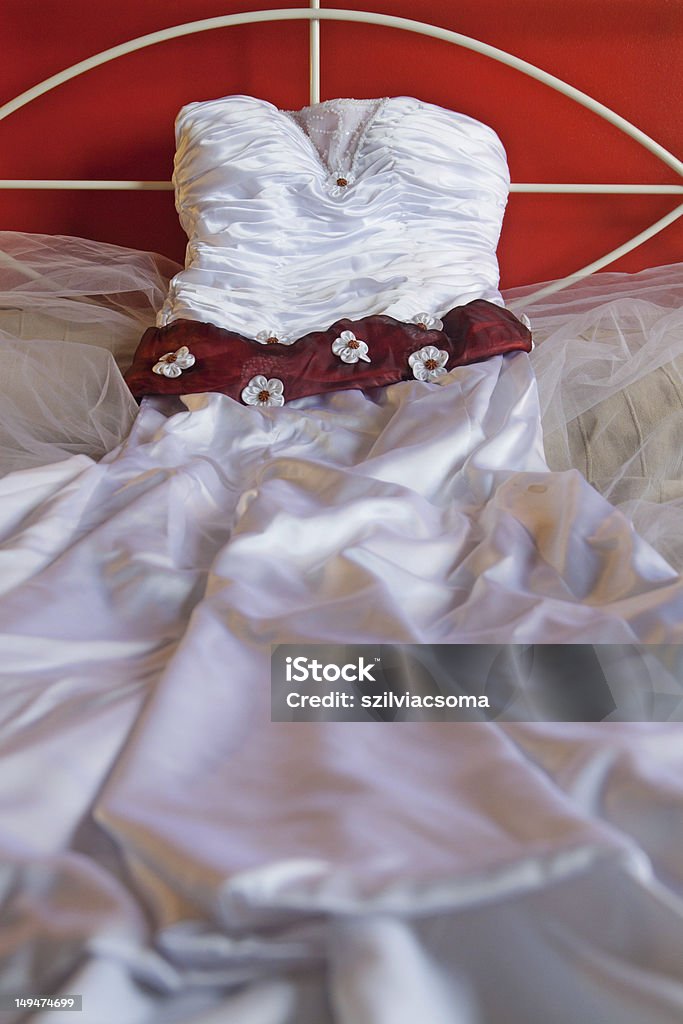 Vestido De Novia Blanco Con Cinta Roja Y Flores Foto de stock y más banco de imágenes de Blanco - Color - Blanco - Color, Boda, Cama - iStock Vestido De Novia Blanco Con Cinta Roja Y Flores Foto de stock y más banco de imágenes de Blanco - Color - Blanco - Color, Boda, Cama - iStock