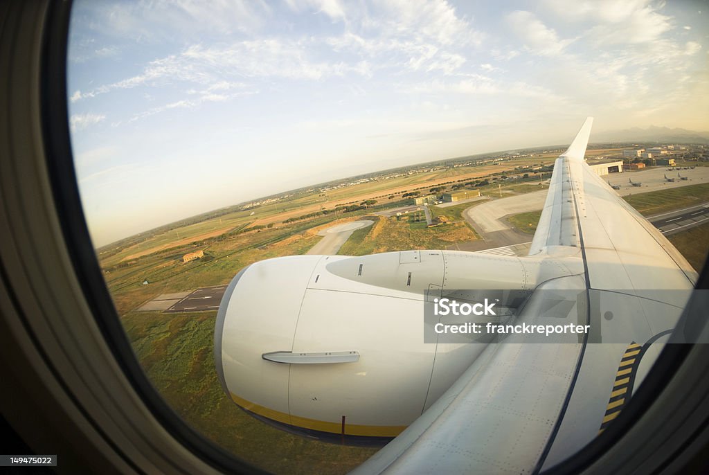 공중 뷰 메트로폴리스 비행기 둥근 창 at 해질녘까지-어안 렌즈 - 로열티 프리 날기 스톡 사진