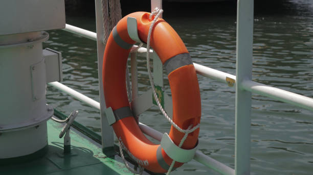 шины, спасательный жилет, оранжевый ремень безопасности - life jacket life belt buoy float стоковые фото и изображения