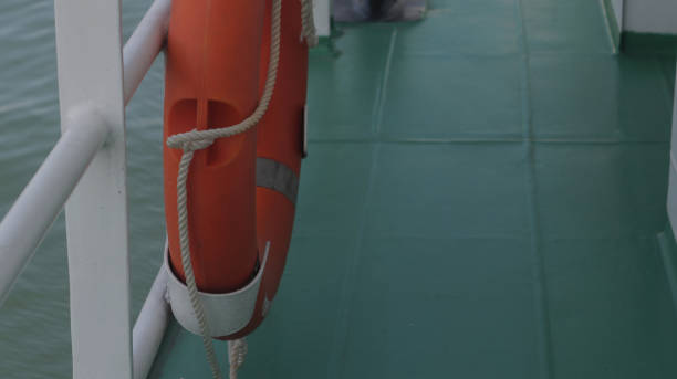 шины, спасательный жилет, оранжевый ремень безопасности - life jacket life belt buoy float стоковые фото и изображения