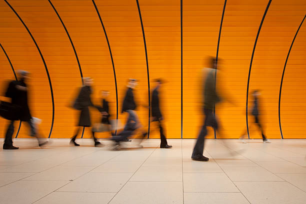 duża grupa ludzi w nowoczesne pomarańczowym korkiem metra - people walking motion city zdjęcia i obrazy z banku zdjęć
