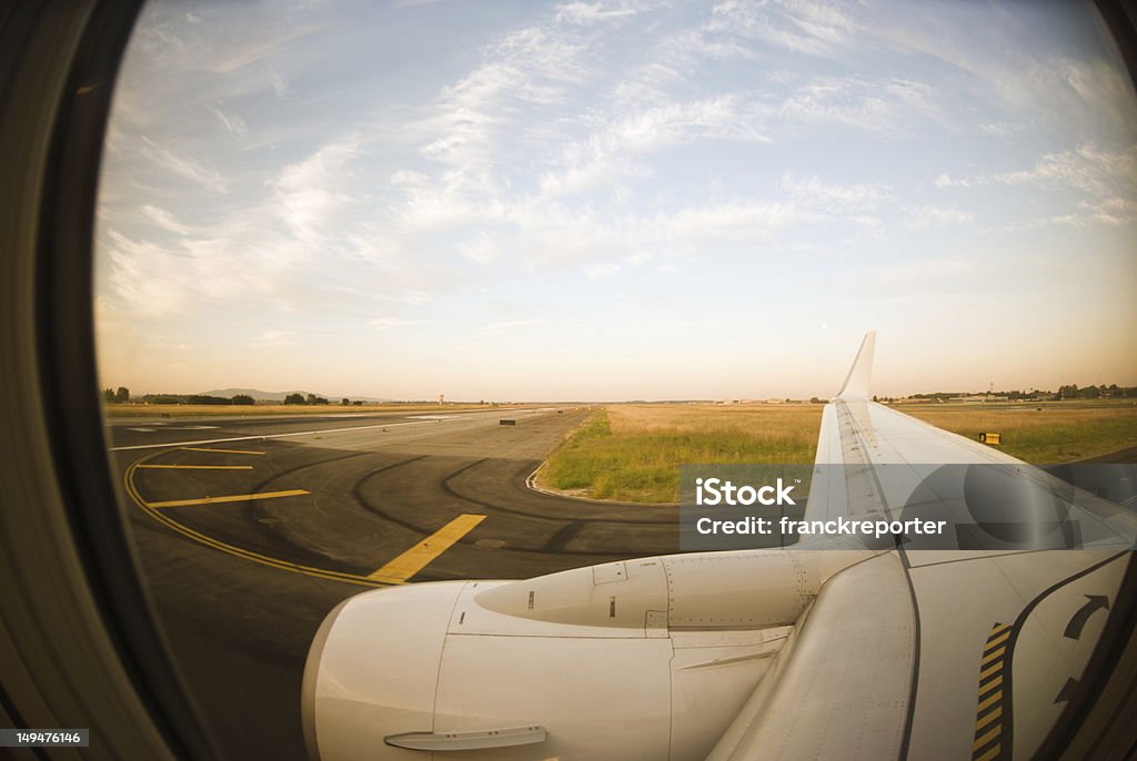 공중 뷰 메트로폴리스 비행기 둥근 창 at 해질녘까지-어안 렌즈 - 로열티 프리 비즈니스 제트기 스톡 사진