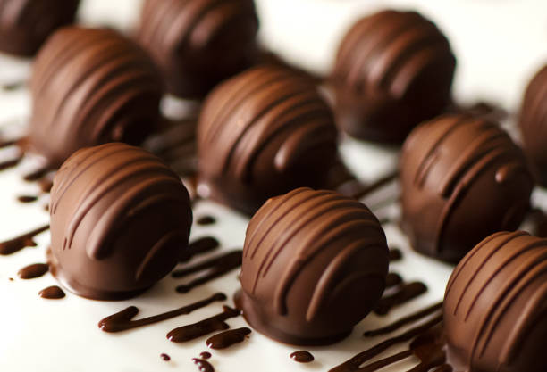 шоколадные трюфели - truffle стоковые фото и изображения