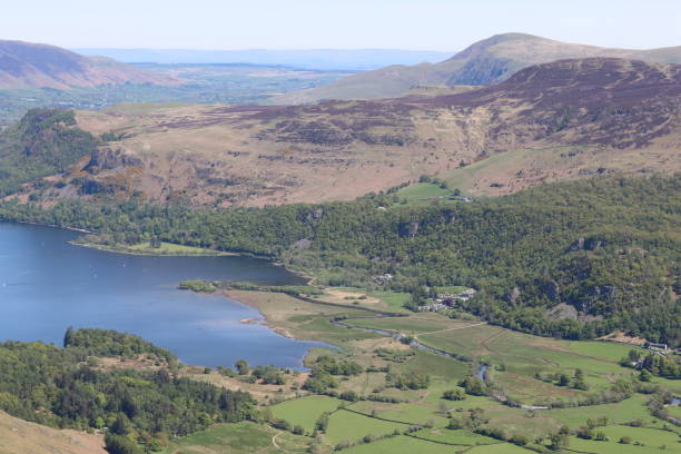 vista sobre derwent water y las colinas circundantes en un día soleado y claro - horizon over water england uk summer fotografías e imágenes de stock