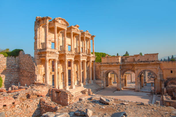 bibliothèque de celse dans l’ancienne ville d’éphèse - ephesus photos et images de collection