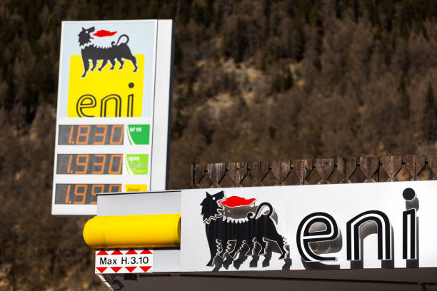 ツェルネス、グラウビュンデン/スイス- 26 04 2023:エニガソリンスタンド - engadin valley engadine european alps mountain ストックフォトと画像