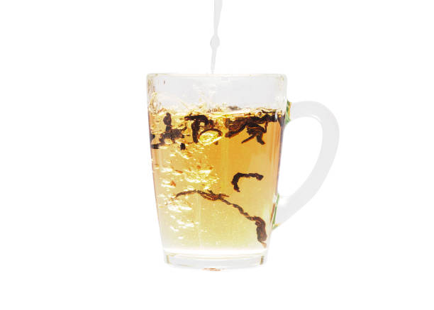 dodanie gorącej wody do przezroczystej filiżanki z liśćmi herbaty. - chinese tea teapot isolated tea zdjęcia i obrazy z banku zdjęć