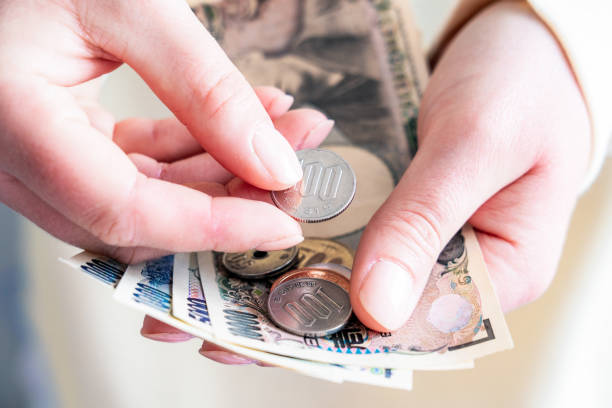 istock Paying in Japanese Yen 1494782642