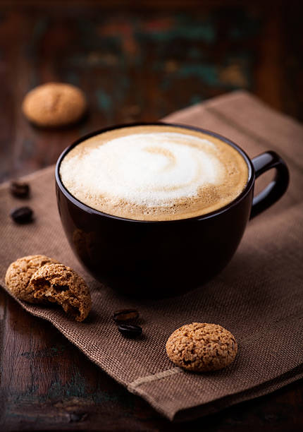 xícara de café e au lait com biscoitos - biscotti coffee cappuccino latté imagens e fotografias de stock