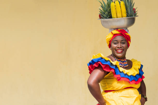 happy smiling fresh fruit street vendor aka palenquera à carthagène, colombie, femme afro-caribéenne en vêtements traditionnels - food caribbean street cartagena photos et images de collection