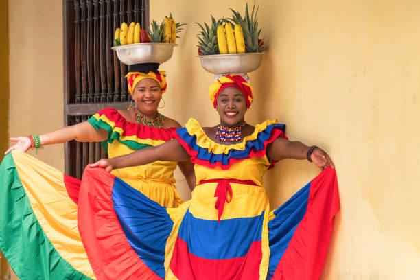 felices vendedores ambulantes sonrientes de fruta fresca aka palenqueras típicas de cartagena, colombia, mujeres afrocaribeñas con ropa tradicional - trajes tipicos colombianos fotografías e imágenes de stock