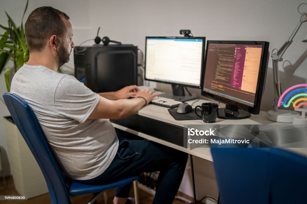Programador E Studio Foto de Programador Trabalhando Com Código De Programa e mais fotos de ...