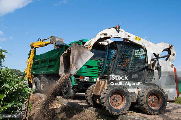 Mini Excavator En Solar De Construcción Foto de stock y más banco de imágenes de Cavadora mecánica - Cavadora mecánica, Pequeño, Polvera de polvo compacto