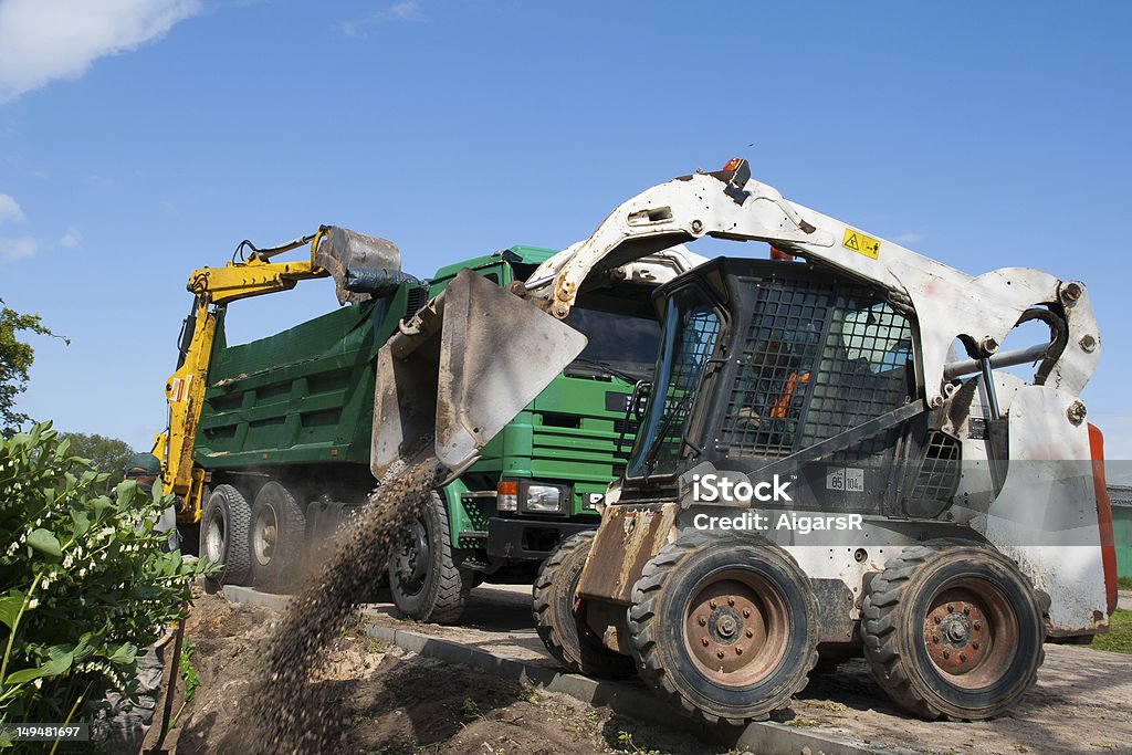 Mini excavator na plac budowy - Zbiór zdjęć royalty-free (Mały)