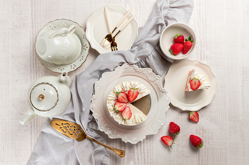 No baked strawberry cheesecake with fresh strawberries and whipped cream