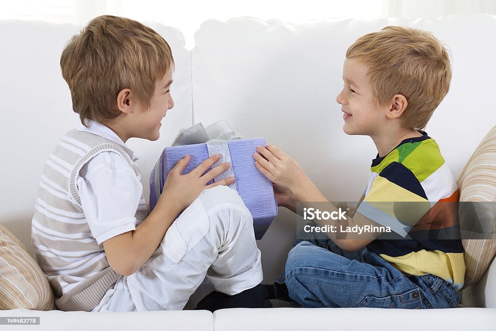 Deux garçons partage de cadeaux. - Photo de 4-5 ans libre de droits