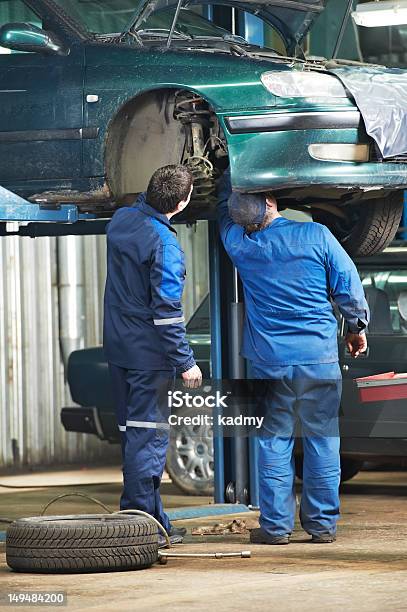 Auto Mecânico De Dois Carros Diagnóstico De Suspensão - Fotografias de stock e mais imagens de Abastecer