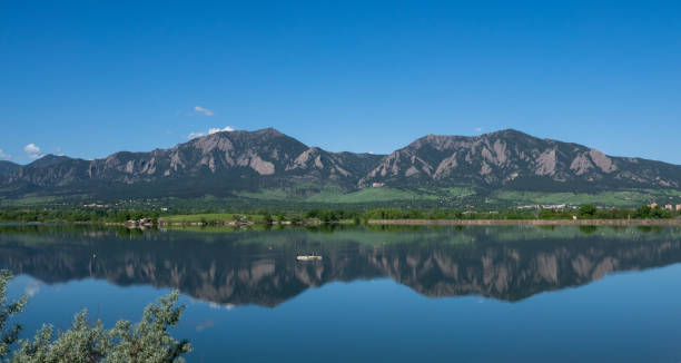 green mountain, bear peak, i flatirons sopra boulder, colorado riflessi in un lago calmo. - flatirons colorado boulder mountain range foto e immagini stock