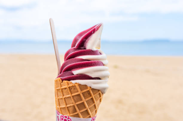 太陽が降り注ぐビーチで冷えたアイスクリーム