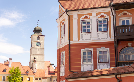 The Council Tower of Sibiu is a tower situated between the two main squares of the historic center in Sibiu, the Great Square and the Small Square .