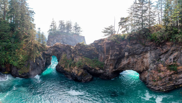米国西海岸オレゴン州のパトリッククリークにある2つの天然石の橋 - oregon beach ストックフォトと画像
