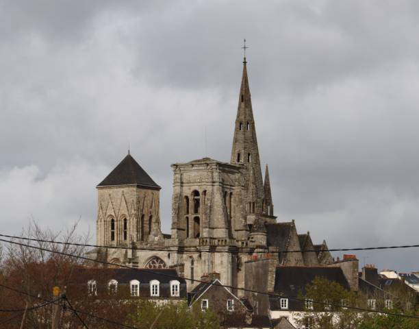 Basilica in Guingamp The Basilica of Notre-Dame de Bon-Secours de Guingamp is located in the heart of the historic city of Guingamp, in Brittany, France guingamp brittany stock pictures, royalty-free photos & images