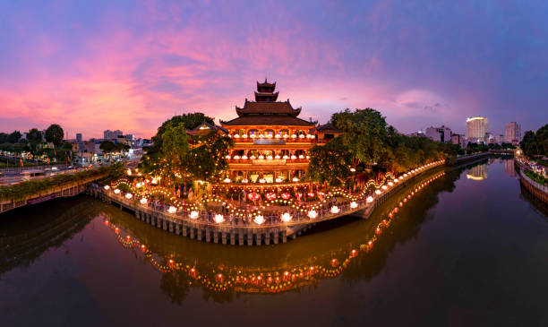 obchody urodzin buddy w pagodzie phap hoa, miasto ho chi minh, wietnam. - ho chi minh zdjęcia i obrazy z banku zdjęć