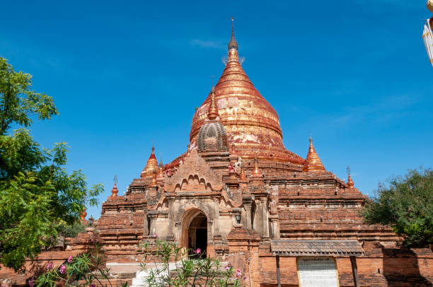 Dhammayazika Pagoda in Bagan Dhammayazika Pagoda is characterized by a wonderful golden stupa in Bagan dhammayazika pagoda stock pictures, royalty-free photos & images