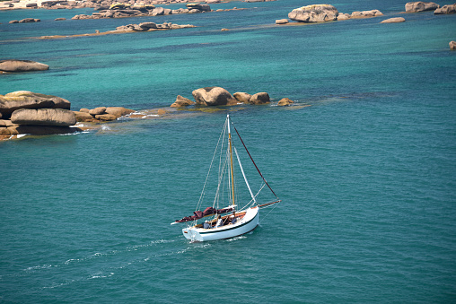 Littoral et bateau à voile - Côte de Granit Rose