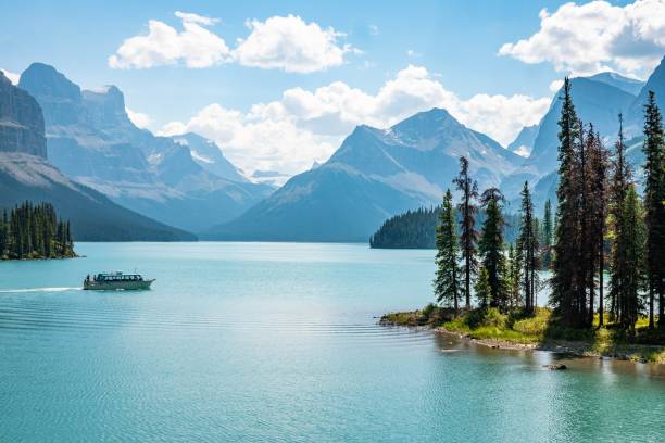 crucero en barco por el lago maligne - lago maligne fotografías e imágenes de stock