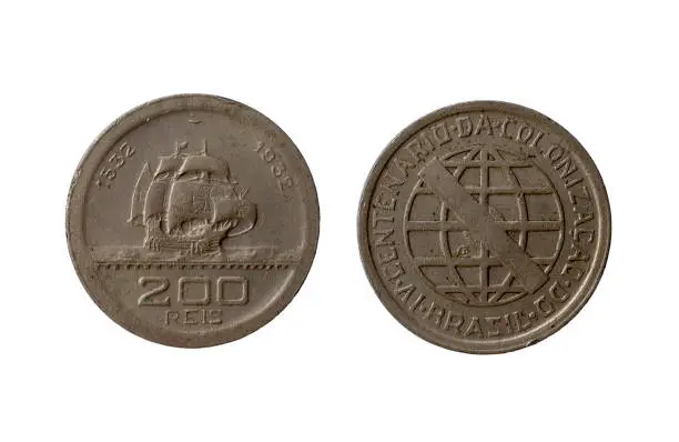 Brazilian 200 réis coin from 1932 made of copper and nickel. IV Centenary of the Colonization of Brazil. 1532 to 1932. Vincentian series. Armillary sphere on the obverse and caravel on the reverse.