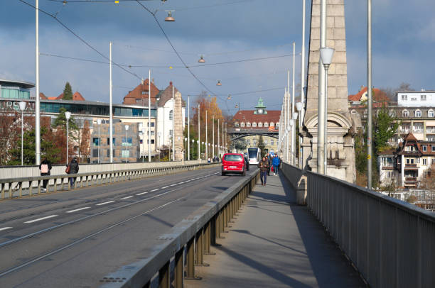 ponte kornhaus, berna - bridge people berne river foto e immagini stock
