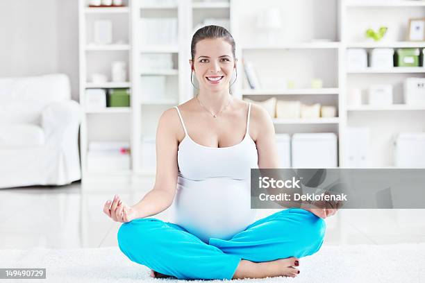 Yoga Stockfoto und mehr Bilder von 25-29 Jahre - 25-29 Jahre, Bauch, Erwachsene Person