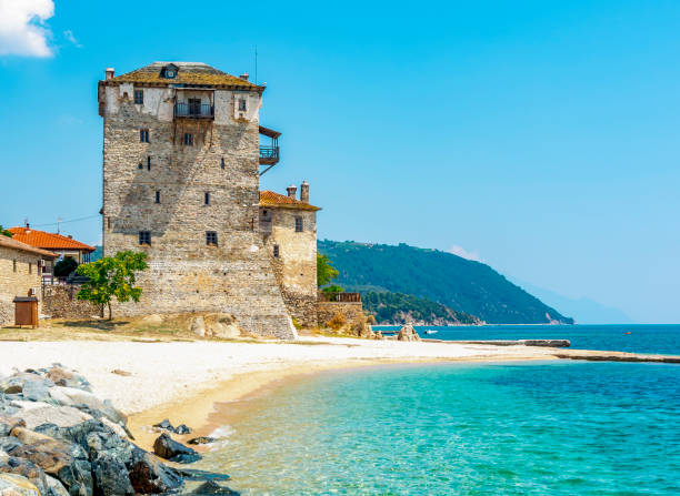 torre bizantina di ouranoupolis, penisola di athos, calcidica, grecia - vacations halkidiki beach sand foto e immagini stock