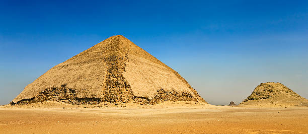 piramide romboidale - snofru foto e immagini stock