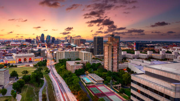 aerial view of kansas city skyline at dusk - kansas kansas city missouri city skyline imagens e fotografias de stock