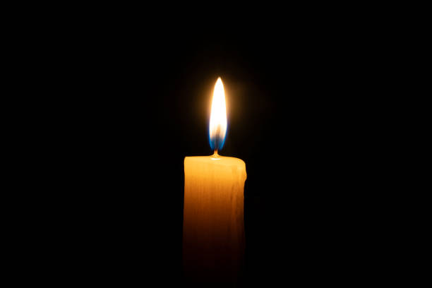 주황색 촛불은 반사 복사 공간이 있는 검은색 배경에 타오른다 - holocaust 뉴스 사진 이미지