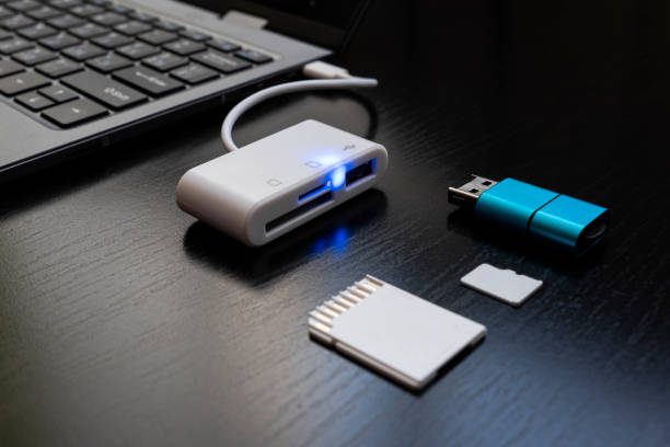 ordenador portátil con adaptador usb tipo c con cables usb conectados y tarjeta sd. el adaptador usb debajo del conector tipo c para portátil. estación multipuerto para ordenador portátil con múltiples puertos diferentes. convertidor de concentradores - hubcap usb cable cable computer fotografías e imágenes de stock