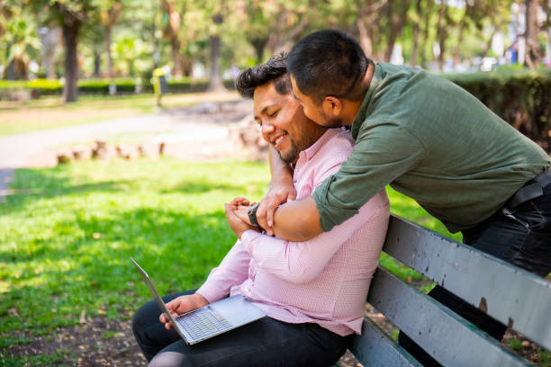pareja gay disfrutando de su día en el parque - gerardo huitrón fotografías e imágenes de stock
