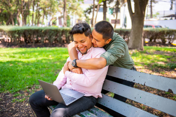 pareja gay disfrutando de su día en el parque - gerardo huitrón fotografías e imágenes de stock